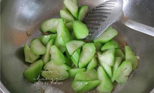 水瓜里面是黑的可以吃吗,水瓜内部黑色可食用揭秘